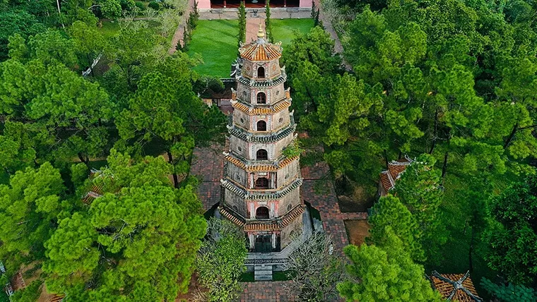 visiting pagodas in vietnam