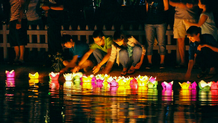 night market in hoi an