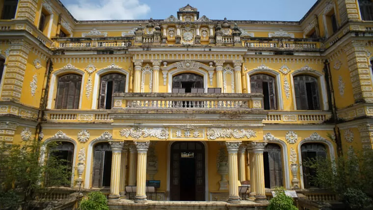 an dinh palace outside
