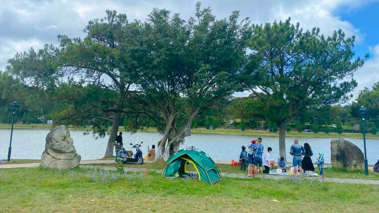 xuan huong lake camping