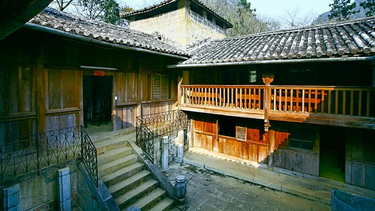 vuong family palace in dong van