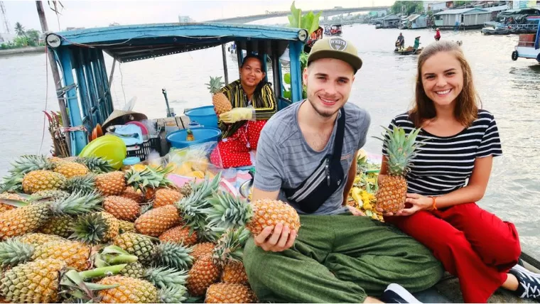 tourists at cai be floating market