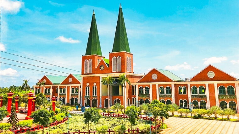 sam mountain tourist site in chau doc