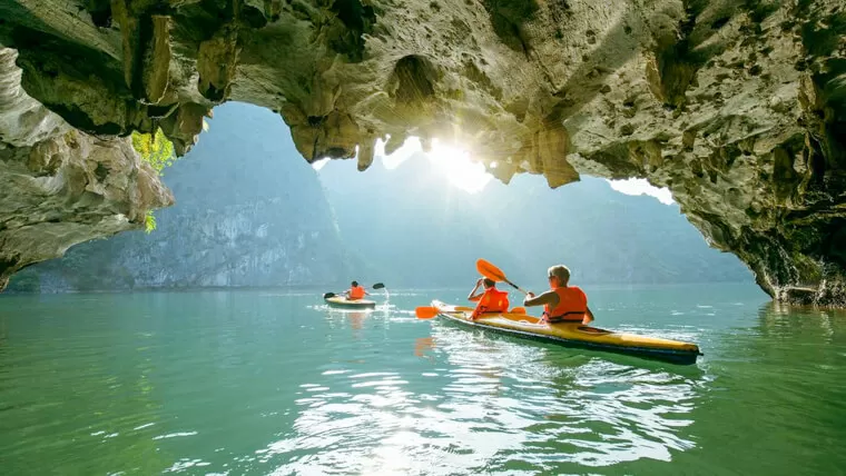 kayaking in halong