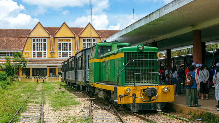 Linh Phước là một ngôi chùa đầy tôn giáo và nghệ thuật với những kiến trúc độc đáo và các tấm chân dung đều là những tác phẩm nghệ thuật thật tuyệt vời. Hãy chiêm ngưỡng những hình ảnh tuyệt đẹp của Linh Phước để khám phá sự kết hợp hài hòa giữa tôn giáo và nghệ thuật.