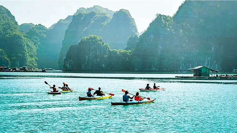 vietnam kayaking in lan ha bay