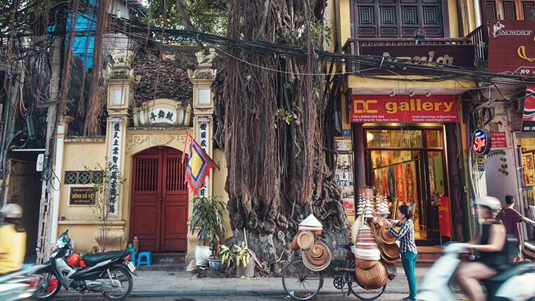 hoan kiem lake walking street