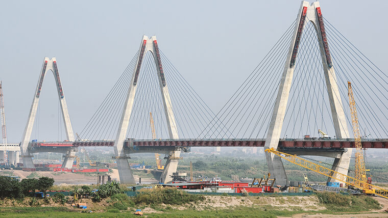 nhat tan bridge in hanoi