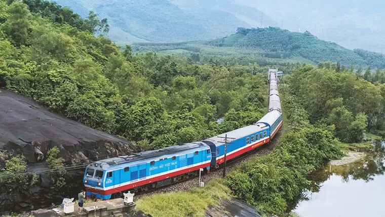 train from hanoi to hue