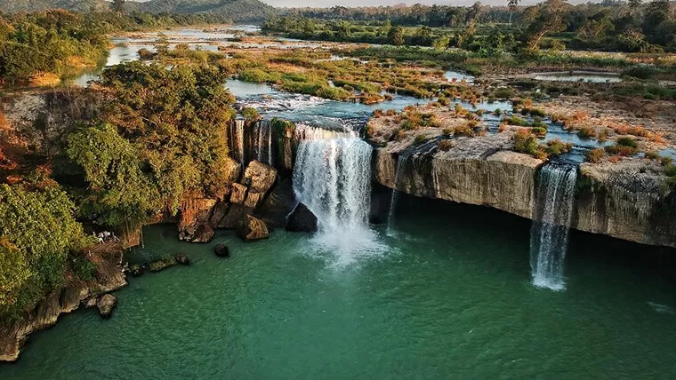 dray nur waterfalls in vietnam 