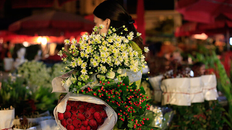 explore night market - one of the best things to do in hanoi at night