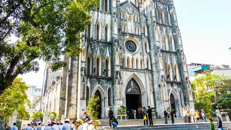 visit the big church in hanoi 