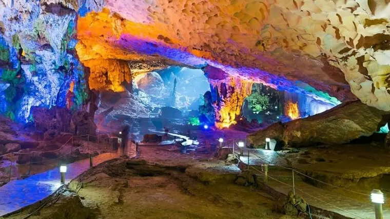 sung sot cave in vietnam