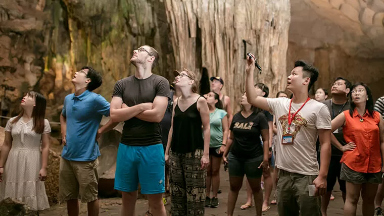 tourists visit sung sot cave