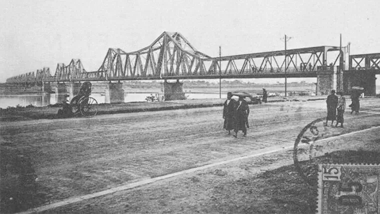 long bien bridge in past