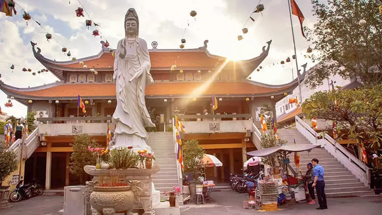 vinh nghiem pagoda in district 3 saigon