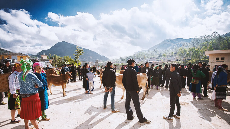 khau vai love market in ha giang province - ha giang tour