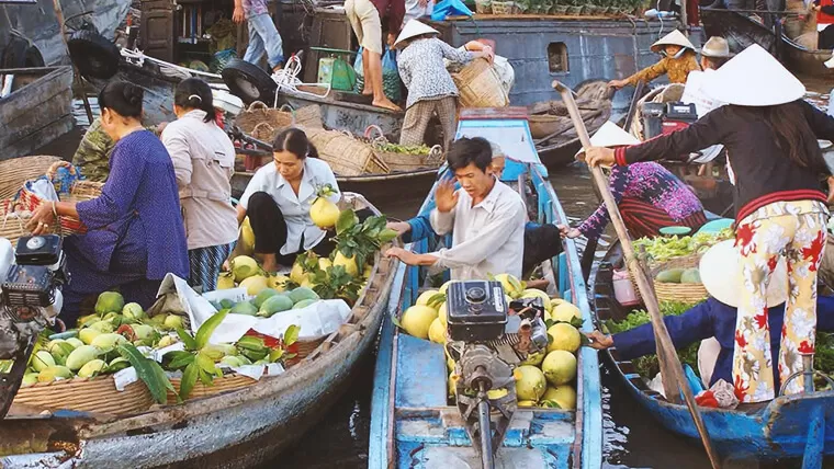 floating market in vinh long